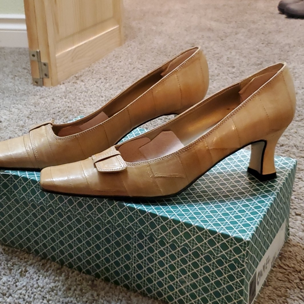 Heels - Picture 2 of 4